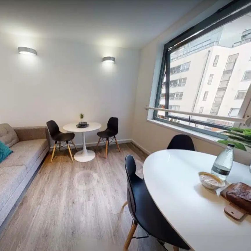Silver En-Suite (Large) - Courtyard View | Mid Level - Photo 1