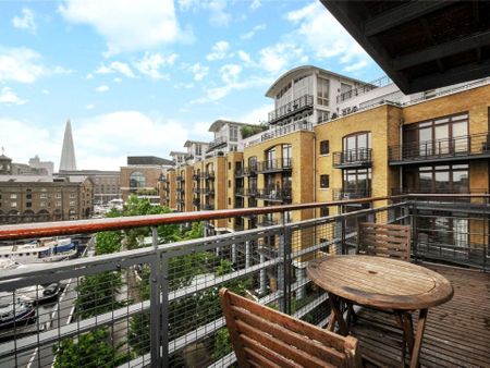 A beautifully appointed 1 bedroom apartment located on the 4th floor of this prestigious development overlooking St Katharine Docks Marina. - Photo 2