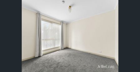 Beautiful 2-Bedroom Home with Private Driveway in Ringwood - Photo 2