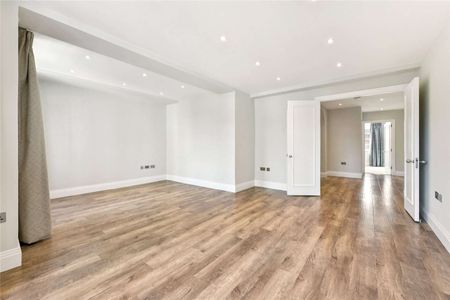 A bright and beautifully refurbished two bedroom apartment in a well run apartment block situated on Sloane Street. - Photo 3