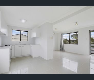 Highset home with big backyard and side access! - Photo 5