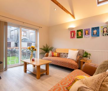 Modern and spacious five bedroom house on Coburn Street - Photo 3
