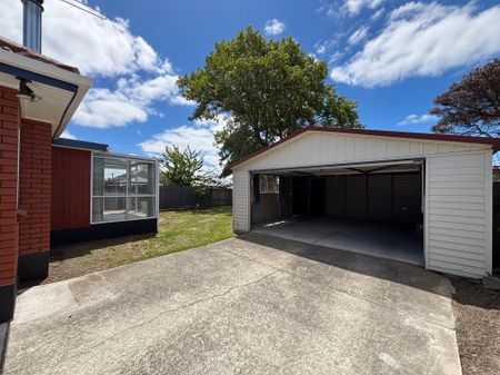 3-bedroom Home in the Heart of Burwood - Photo 2