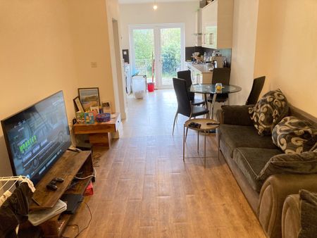 3 Bed Flat, Very Near Lynton Road Area, W3 - Photo 2