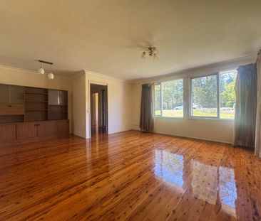 GENEROUS SINGLE LEVEL FAMILY HOME IN THE CENTRE OF MARSFIELD - Photo 2