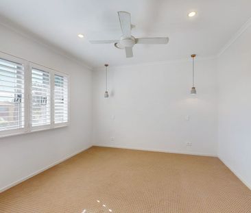 Executive Family Home with Pool, Entertainer’s Kitchen & Prime Loca... - Photo 2