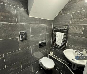 4 bedroom end of terrace house to rent - Photo 1