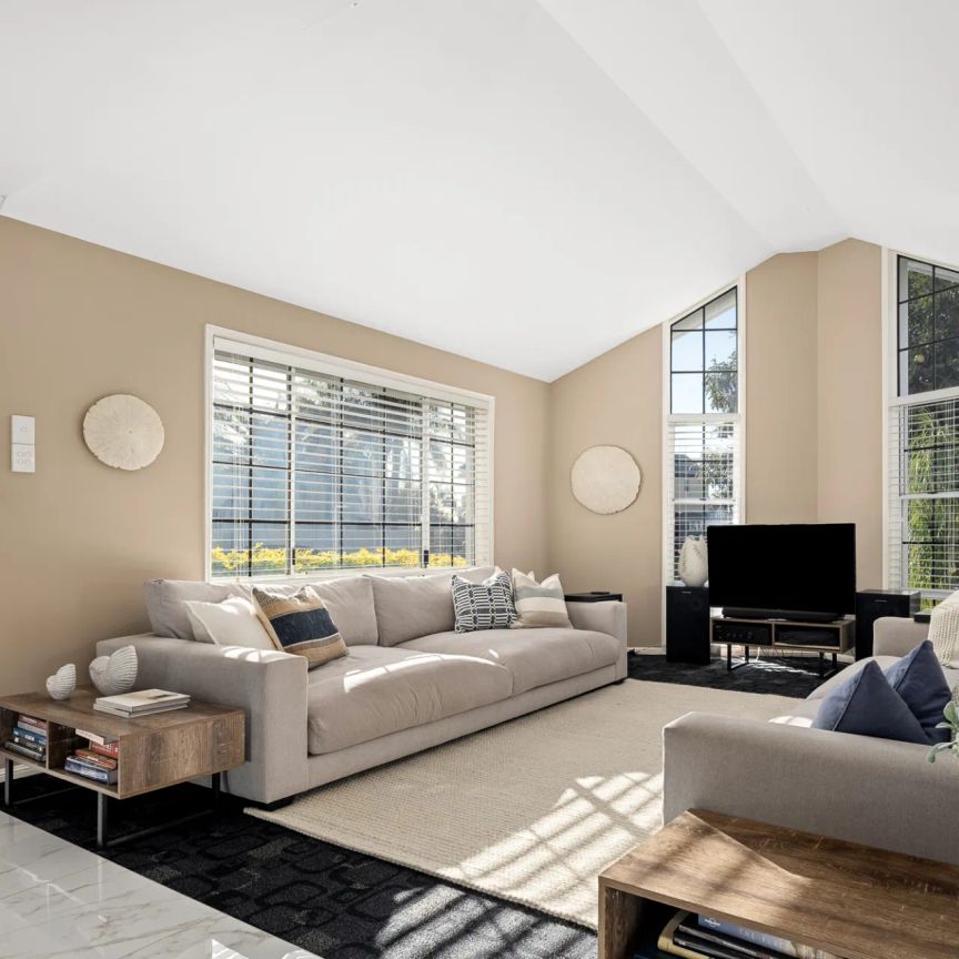 Luxury Waterfront Living in Sought-After Newport CONTACT JULIE SYKES 0438 050 110 - Photo 1