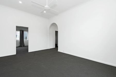 Three bedroom house - Photo 2