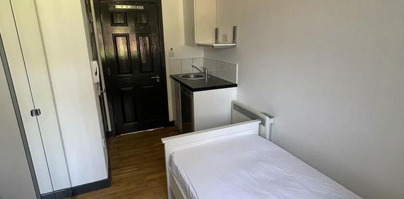 1 bedroom in a house share to rent - Photo 2