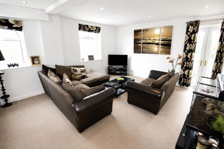 2 bedroom Flat To Let - Photo 3