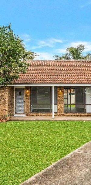 Beautifully Renovated Three Bedroom Family Home in Leumeah for Lease! - Photo 1