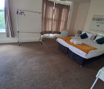 1 bedroom in a flat share to rent - Photo 3