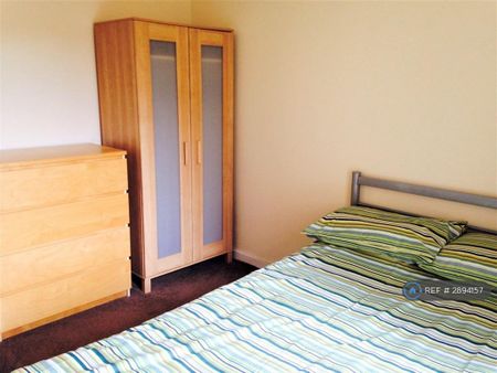 3 bedroom flat to rent - Photo 3