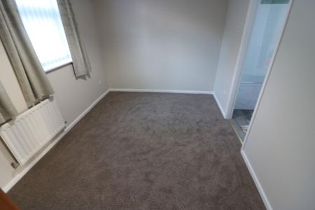 2 bedroom ground floor flat to rent - Photo 5