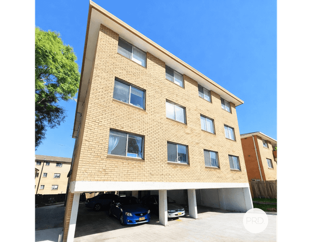 Freshly painted 2 Bedroom Unit Available - Photo 1