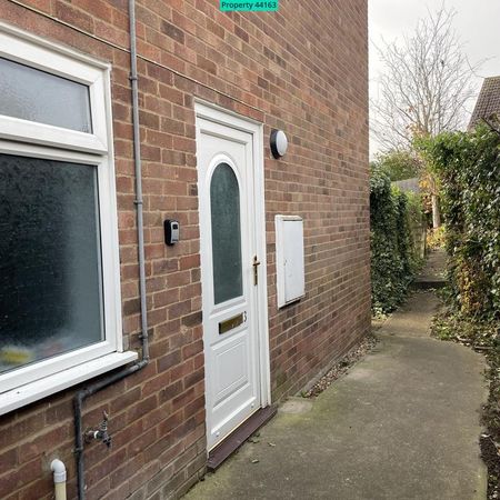 2 bedroom ground floor flat to rent - Photo 4