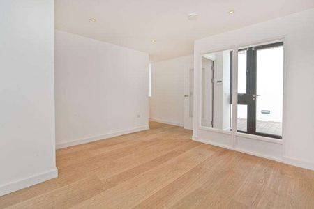 A one bedroom maisonette set within the grounds of a charming church in Barnsbury. - Photo 3