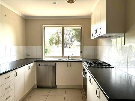 Bright and Spacious Townhouse - Photo 3