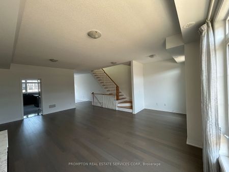 Townhouse For Lease | N8114310 - Photo 4