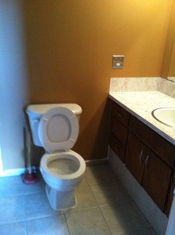 2 Bedrooms,large apartment! Amazing Location! Close to U of C! - Photo 5