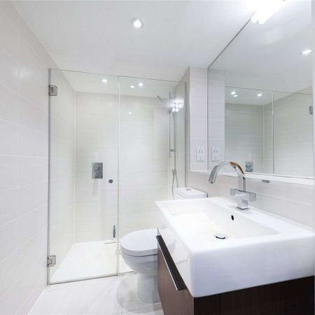 A bright furnished studio apartment overlooking the beautiful Lennox Gardens. - Photo 3