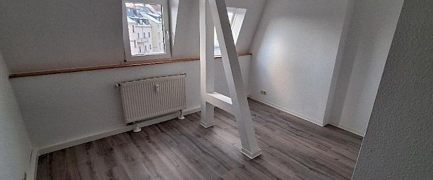 große 3 Zimmer Wohnung schöner Altbau DG - Photo 1