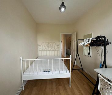 3 bedroom flat to rent - Photo 4