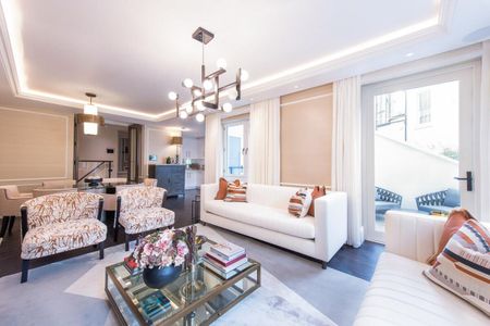 Stylish duplex apartment with private courtyard terrace, set within an elegant period building moments from Kensington Gardens. - Photo 5