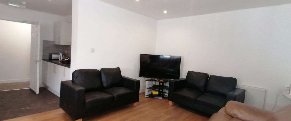 Old Chester Road Room 5 (Double En-Suite) - Photo 1