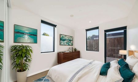 When Location is Priority - Westfield & Station at your Doorstep! - Photo 2