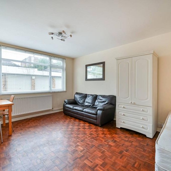 Studio to rent - Photo 1
