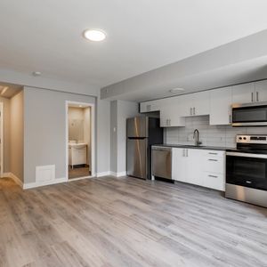 Large Renovated 2 Bedroom Unit - NDG - 5765 Cote-St-Luc Road, Montréal - Photo 2