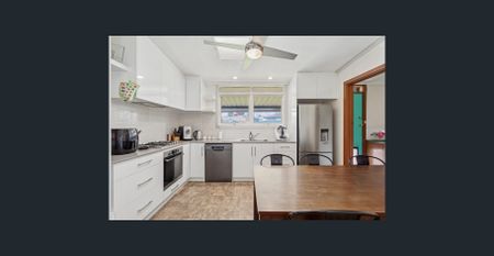 Modern Living in Para Vista – 3-Bed Home with Large Backyard - Photo 4