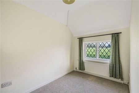 A Grade II Listed 2 bedroom semi detached character cottage in an attractive village location. - Photo 3