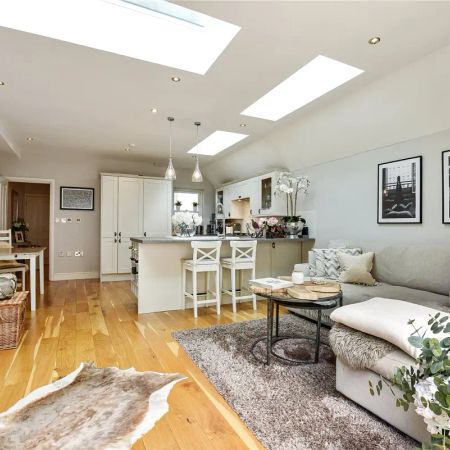 2 bedroom flat in London - Photo 3