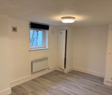 2 Bed Flat, Redecorated Ground And Lower Ground, RG1 - Photo 6