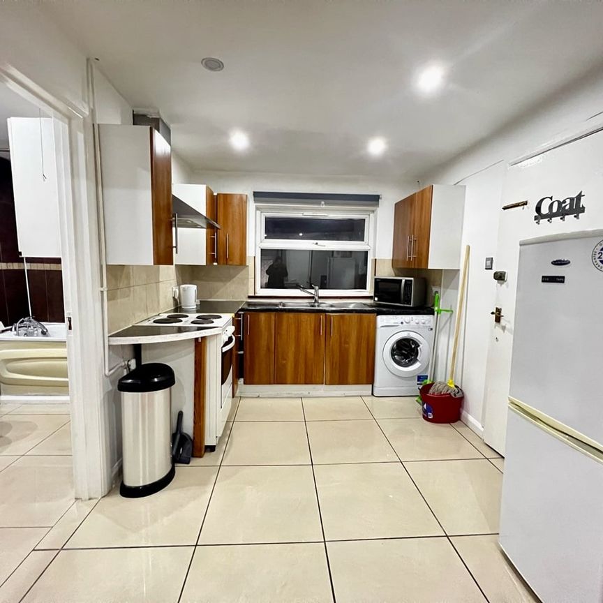 Studio Flat, Bethnal Green Road, E2 - Photo 1