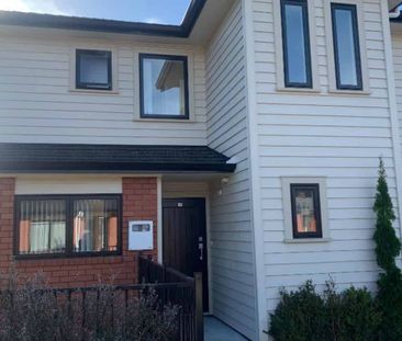 Sunny Three Bedroom Townhouse - Photo 3