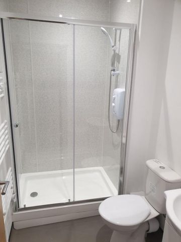 1 bedroom in a house share to rent - Photo 2