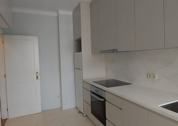 Apartamento T4 para Arrendamento com Garagem em zona prestigiada no Porto