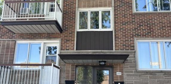 À Louer – Appartement 5 ½ Rénové à Montréal (Près du metro Langelier) - Photo 2