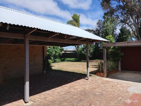 FAMILY HOME IN GREAT LOCATION !! - Photo 4