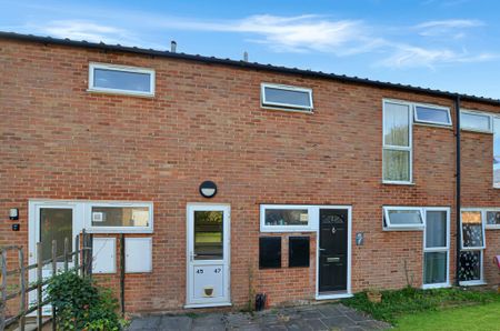 A one bedroom, first floor apartment, with resident’s parking, located within a pleasant cul-de sac, in the sought-after village of Great Shelford. Close to local village amenities and local train station. - Photo 3