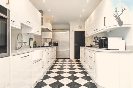4 Bedroom House - Terraced - Photo 5