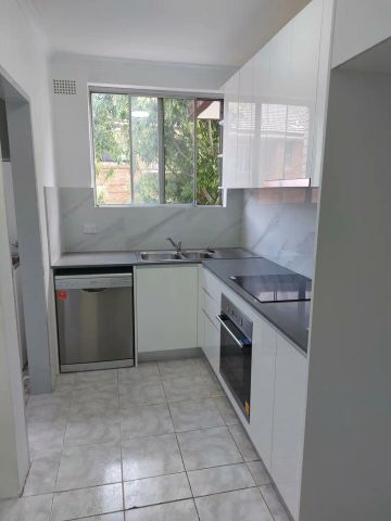 “Charming Two Bedroom Apartment” - Photo 3