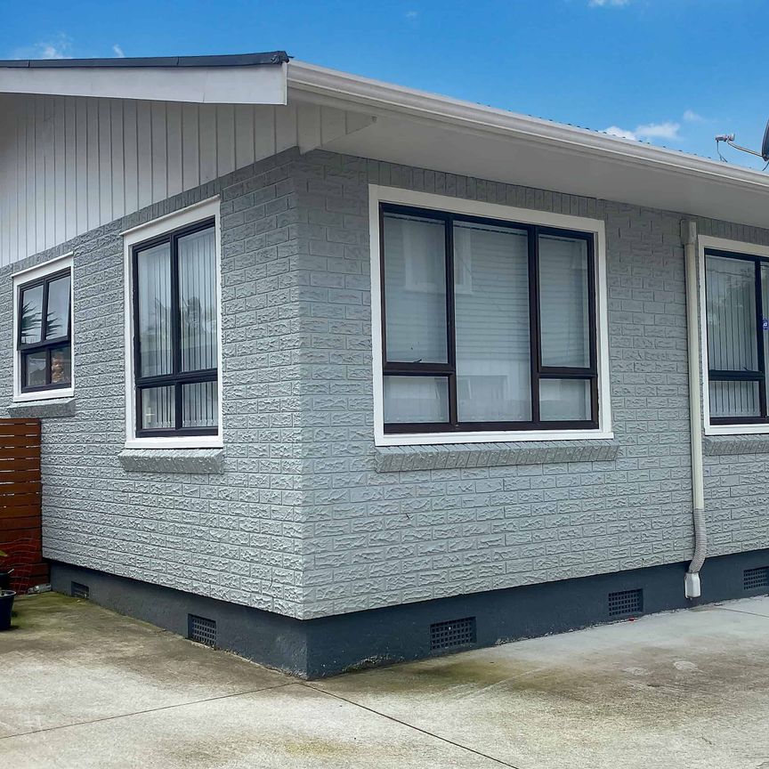 Te Atatu Peninsula- Three Bedroom House - Photo 1