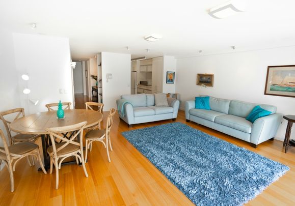 Spacious 2 bedroom apartment with views over Wellington's Waitangi Park and Oriental Parade - Photo 1