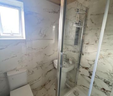 1 bedroom in a flat share to rent - Photo 2