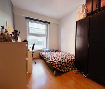 2 bedroom Flat To Let - Photo 3